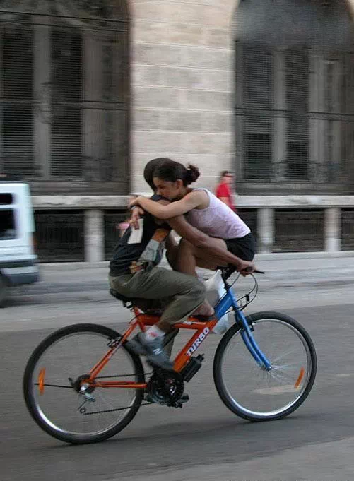 情侣骑自行车感觉就是不一样