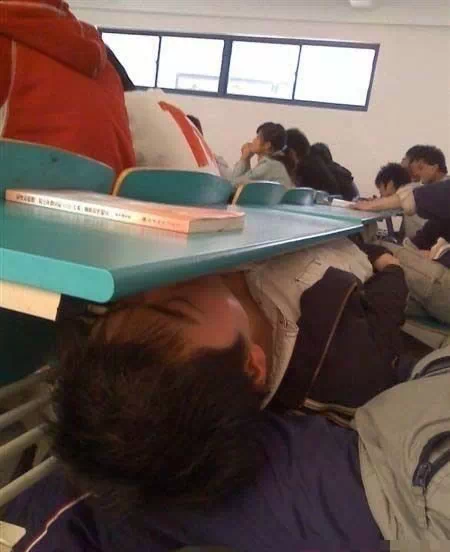 上课时可以这样睡觉